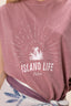 Notre mannequin porte le t-shirt forme boite Bari Island couleur old pink 2