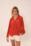 Notre mannequin porte la blouse AYA couleur Deep Orange 2