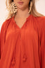 Notre mannequin porte la blouse AYA couleur Deep Orange 4