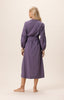 Notre mannequin porte la robe Derya couleur Grape 3